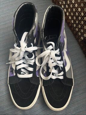 Vans High-Top Women's Sneakers in Black and Purple - Stylish Lace-Up Design